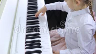 学习<strong>钢琴音乐</strong>的小女孩